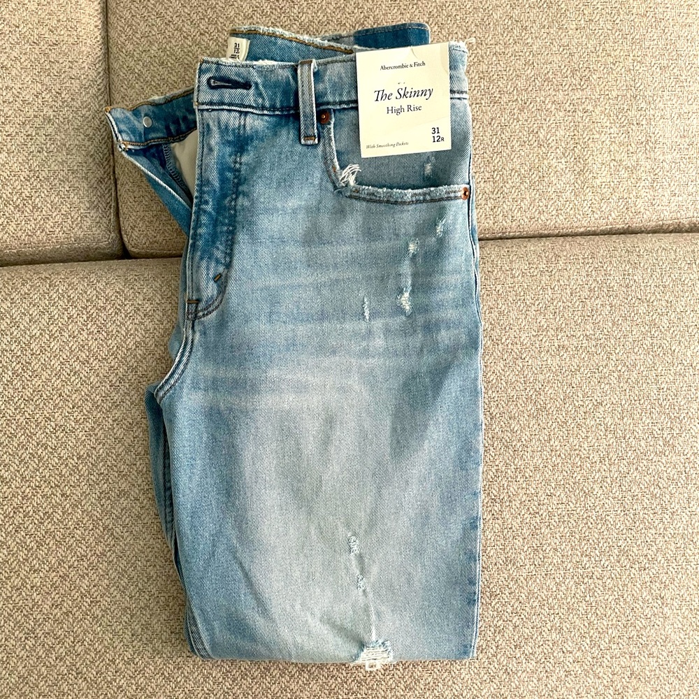 Abercrombie & Fitch mom jeans 
NWT never been worn 
Paid $99
Size 31/12 regular